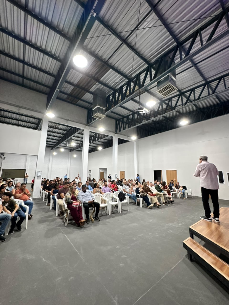 Congregação reunida e atenta enquanto a Palavra é ministrada no altar.